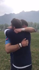 L'abbraccio tra Samu e Gianchi dopo il suo debutto in prima squadra, sabato scorso